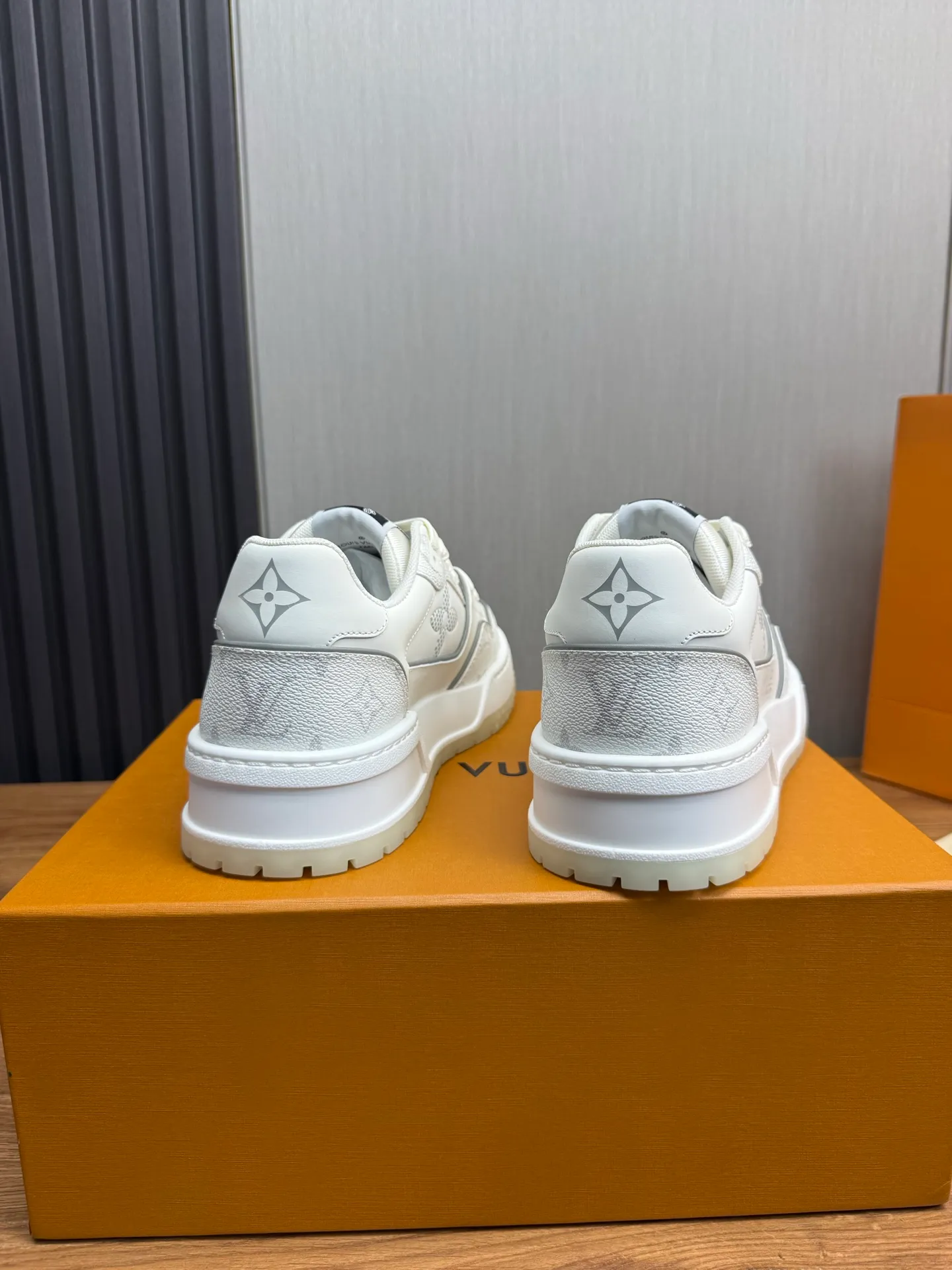 Men's shoes 💰860💰 LV. High version counters are on sale at the same time ⬆️ Men's new sneakers 🔥 The uppers are imported cowhide; "High-end, high-end, classy, ​​noble" workmanship is exquisite (original cowhide is used inside), soles: Original outsole specially provided by the original factory, taken in real life 🎬. Yardage: 38-44. (38.45 can be customized)